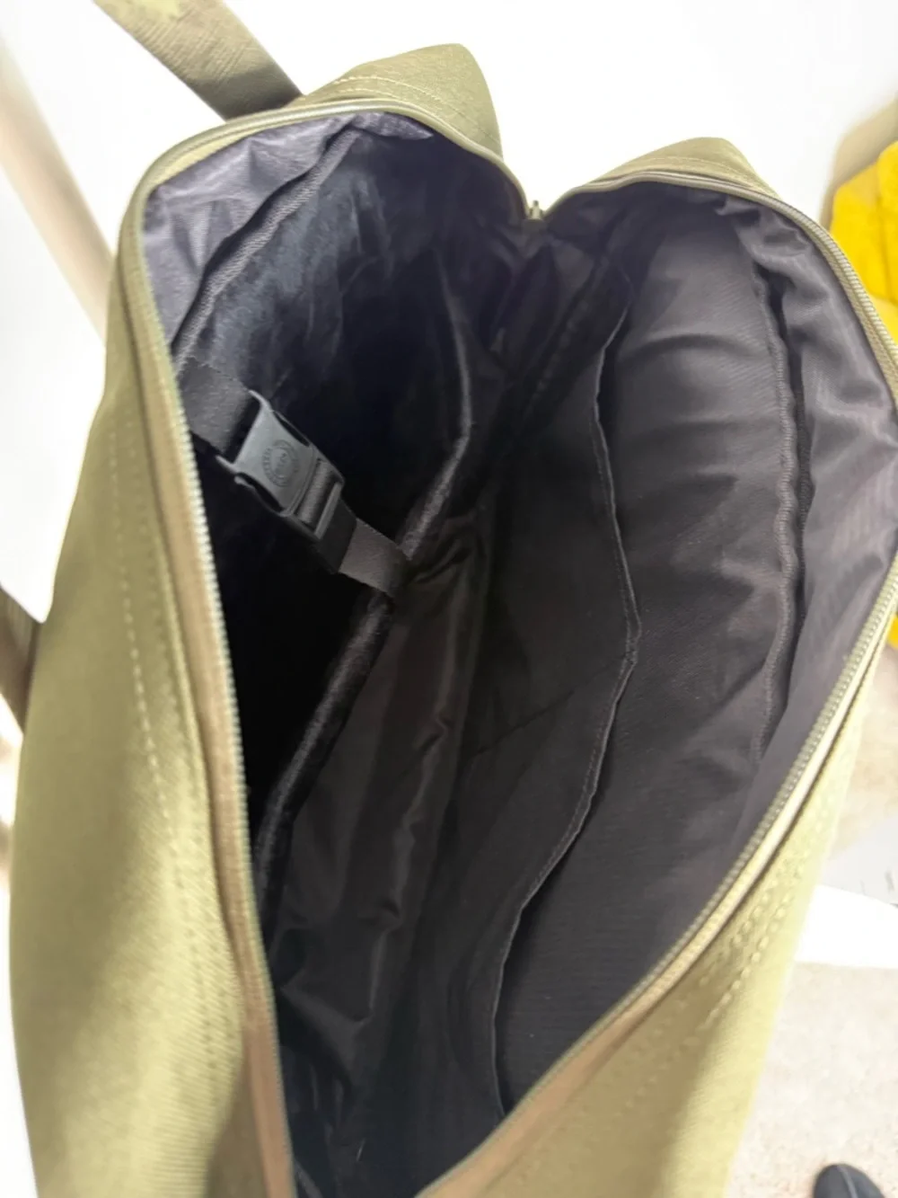 Herschel 18L - Olive Green - Messenger Travel Bag - Picture 12 of 13